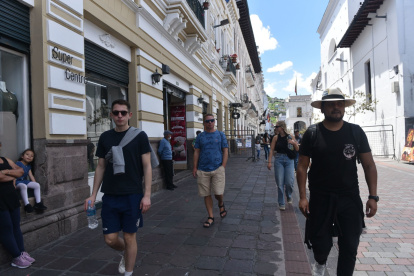 De a poco turistas llegan al Centro Histórico y recorren las plazas, se alojan en los hoteles y se dan cuenta de que la seguridad volvió a Quito.