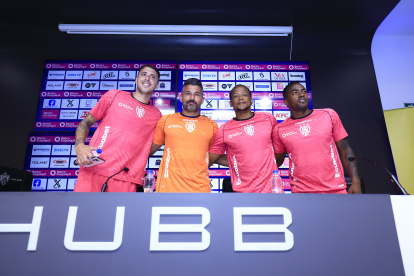 El DT Javier Gandolfi (c) junto a Renzo López (i) y los hermanos Romario y Renato Ibarra (d).