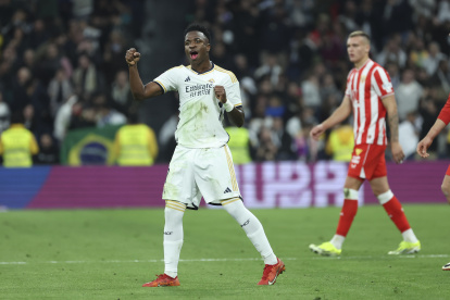 MADRID 21/01/2024.- El delantro del Real Madrid Vinicius Jr celebra su gol ante el Almería durante el partido de LaLiga correspondiente a la jornada 21, y que enfrenta este domingo a Real Madrid y UD Almería en el Santiago Bernabéu. EFE/Kiko Huesca
