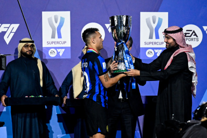 Riyadh (Saudi Arabia), 22/01/2024.- Lautaro Martinez of Inter receives th trophy after winning the Supercoppa Italiana, the Italian Super Cup, final match between SSC Napoli and Inter Milan, in Riyadh, Saudi Arabia, 22 January 2024. (Arabia Saudita) EFE/EPA/STRINGER