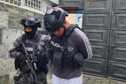 Fotografía cedida por la Policía Nacional de Ecuador de Carlos Arturo Landázuri, apodado "Comandante Gringo", mientras es capturado para ser entregado a autoridades colombianas, hoy en Ibarra (Ecuador).