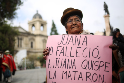Una persona sostiene un cartel durante una protesta para exigir justicia por el asesinato de la concejala Juana Quispe en 2012, el 3 de enero de 2024, en La Paz (Bolivia).