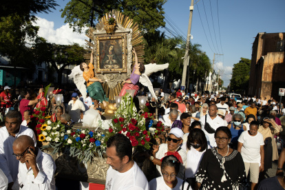Devotos católicos dominicanos participan de una procesión para venerar a la Virgen de la Altagracia, "madre espiritual y protectora" del país, en la zona colonial en Santo Domingo (República Dominicana).