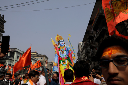 Devotos hindúes participan en una procesión religiosa durante la inauguración del templo aldios Ram en Ayodhya, India, el 22 de enero de 2024.