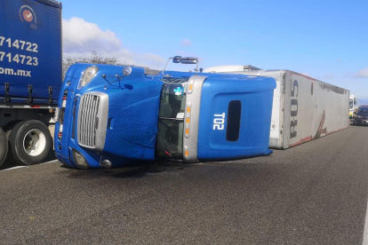 Un accidente de tráfico dejó heridos a 23 migrantes guatemaltecos que viajaban "ilegalmente" en la caja de un camión de carga en Chiapas, estado fronterizo al de México, informó este lunes el Instituto Nacional de Migración (INM) mexicano.