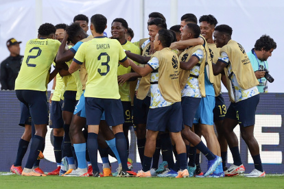 AMDEP4440. CARACAS (VENEZUELA), 20/01/2024.- Jugadores de Ecuador celebran ante Colombia hoy, en un partido del Torneo Preolímpico Sudamericano Sub-23 en el estadio Nacional Brígido Iriarte en Caracas (Venezuela). EFE/ Miguel Gutiérrez