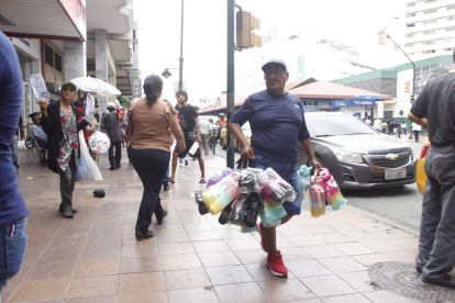 Bahía.- En Guayaquil, en la avenida Olmedo, vendedores informales, vocean sus productos.