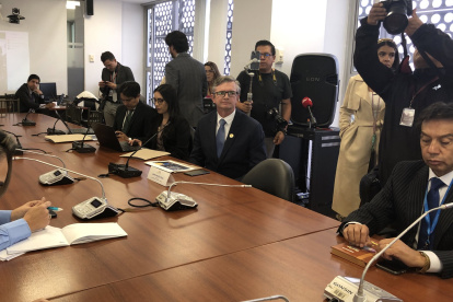 El ministro de Economía y Finanzas, Juan Carlos Vega, en su comparecencia en la Asamblea para defender el incremento del IVA al 15 %.