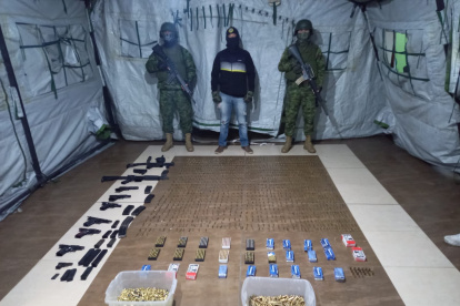 Evidencias. Las armas y municiones fueron encontradas escondidas.