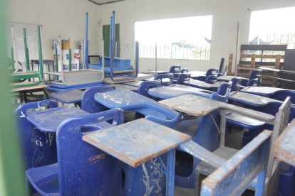 Las bancas de los planteles están llenos de polvo y en mal estado ante la no presencialidad