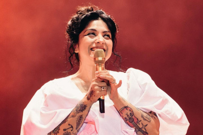 Mon Laferte, además de su talento, destaca por su irreverencia artística y ser una mujer poco convencional.