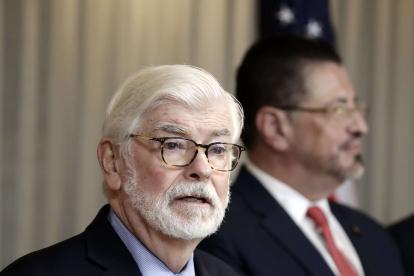 Fotografía de archivo del asesor presidencial especial de EE.UU para las Américas, Christopher Dodd (i)