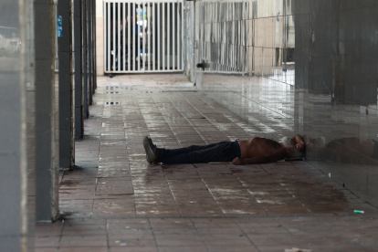 En las calles Olmedo y Chimborazo, un ciudadano descansa en la acera sobre restos de orina.