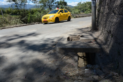 Baches y agujeros marcan este tramo de la Gaspar de Carvajal, en Tumbaco. Moradores piden que se repare la capa asfáltica en la totalidad de esta transitada vía.