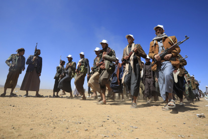 Miembros recién reclutados del ejército popular de los hutíes marchan durante una reunión al final de un entrenamiento militar, en las afueras de Saná, Yemen, el 22 de enero de 2024.