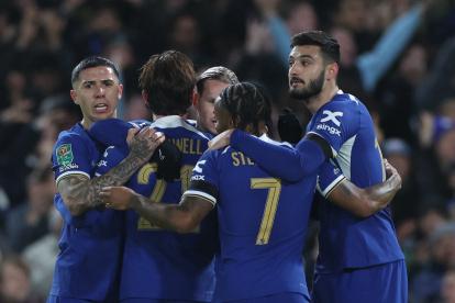 London (United Kingdom), 18/01/2024.- Chelsea team celebrates scoring the opening goal during the Carabao Cup semi final match between Chelsea FC and Middlesbrough FC, in London, Britain, 23 January 2024. (Reino Unido, Londres) EFE/EPA/ISABEL INFANTES EDITORIAL USE ONLY. No use with unauthorized audio, video, data, fixture lists, club/league logos, "live" services or NFTs. Online in-match use limited to 120 images, no video emulation. No use in betting, games or single club/league/player publications.