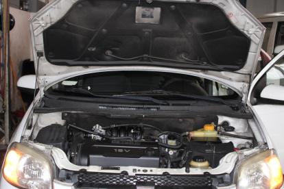 En cuanto observe la subida de temperatura parquee su carro y abra el capó. Espere 15 minutos y vuelva a encenderlo.