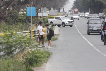 Falta de carriles de servicio y ciclovias en via a La Costa Agencia (Ag-extra)