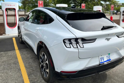 Las estaciones de recargas de Tesla empiezan a repartirse por EE.UU y Canadá.