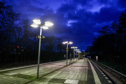 Andén vacío de la estación Lichterfelde East, antes del inicio de la huelga del Sindicato Alemán de Conductores de Trenes (GDL), Berlín, Alemania, 23 de enero de 2024.