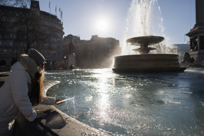 Fuente helada en Trafalgar Square, en Londres.