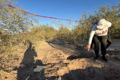 Una integrante del colectivo Madres Buscadoras recorre una zona rural en busca de pistas de personas desaparecidas.