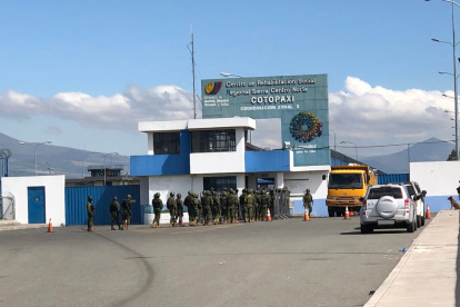 Ambiente. Miembros de las Fuerzas Armadas en los exteriores del centro carcelario.
