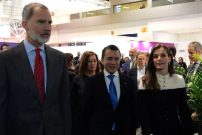 El presidente Daniel Noboa (centro), junto a los reyes de España.