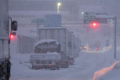 Las fuertes nevadas paralizan el tráfico en Ogaki, Prefectura de Gifu, Japón central, 24 de enero de 2024.