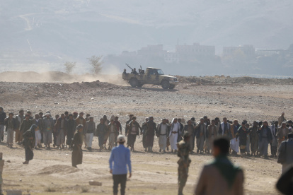 Miembros de tribus leales a los hutíes asisten a una reunión para miembros recién reclutados del ejército popular de los hutíes al final de un entrenamiento militar, en las afueras de Saná, Yemen, el 22 de enero de 2024.