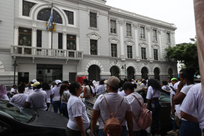 Familiares de reclusos alzan la voz contra presuntos abusos en el sistema carcelario