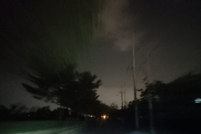 Problemas. Una vía interna de La Aurora tiene las luminarias dañadas.