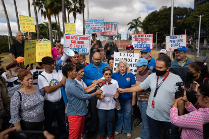 Trabajadores públicos participan en la tercera jornada de protestas del año para exigir mejoras en sus salarios hoy, en Caracas (Venezuela).