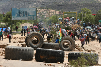 Afines al expresidente de Bolivia Evo Morales (2006-2019) bloquean una carretera como medida de presión exigiendo la renuncia de magistrados, en Cochabamba (Bolivia.)