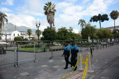 Uniformados recorrían los alrededores de la Plaza Grande.