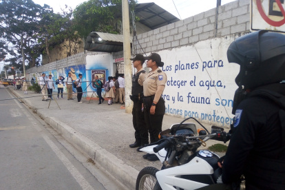 La Policía custodió los establecimientos educativos que volvieron este 25 de enero al aula en Playas.