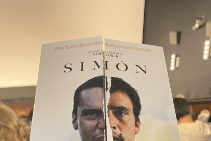 El filme gira en torno a un joven venezolano, Simón, quien tras ser detenido y torturado en las protestas en Venezuela, huye del país y solicita asilo en Miami.