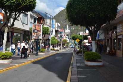 Baños. Esta calle normalmente concurrida por turistas, se encuentra vacía ante la inseguridad que vive el país.