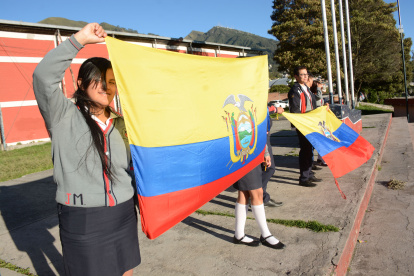 Un ambiente de seguridad se sintió durante la jornada del retorno a clases en la segunda fase. En los exteriores de los establecimientos, policías y brigadas de seguridad controlaban el ingreso de los alumnos.