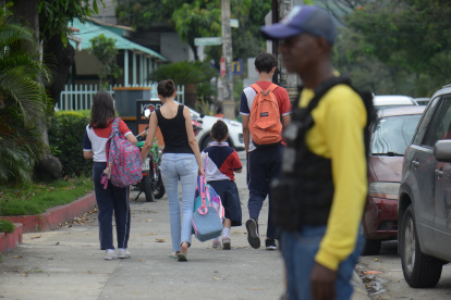 En los pocos planteles que volvieron al aula en Guayaquil, predominó la seguridad privada.