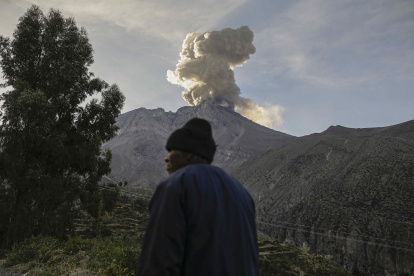 El volcán Ubinas, en Moquegua (Perú).