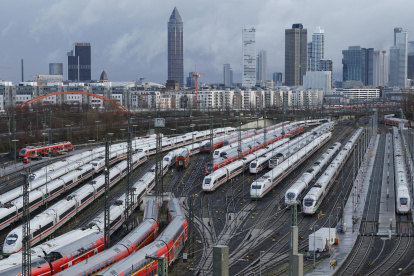 Vista de los trenes parados en la estación de Fráncfort este miércoles. Los maquinistas alemanes iniciaron este martes la huelga más larga de la historia moderna del país.