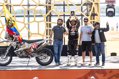 Juan José Puga (c) al concluir el exigente rally Dakar