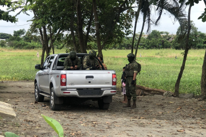 Militares resguardan la zona del hallazgo y sus alrededores.