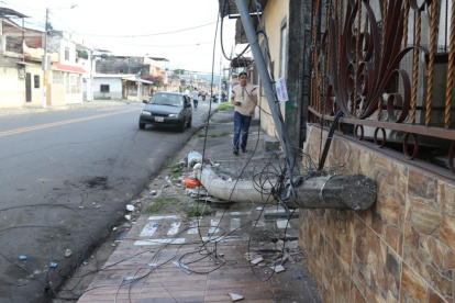 Bus causó que un poste de luz se afectara