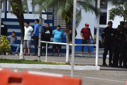 Alias ‘Traca’ y otras nueve personas permanecen en el Comando de Policía de El Oro para ponerlo a órdenes de la justicia