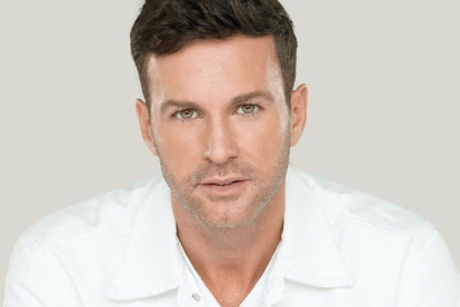 Axel tiene 47 años.