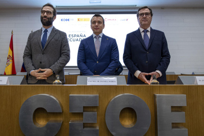 El presidente de Ecuador, Daniel Noboa (c), junto al ministro de Economía, Carlos Cuerpo (i); y el presidente de la CEOE, Antonio Garamendi (d) antes del Encuentro Empresarial España-Ecuador
