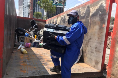 Quito. Los obreros de Emaseo recorrerán gran parte de Pifo para que la gente pueda entregar sus tereques.