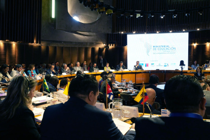 Fotografía cedida por la Cepal que muestra la ceremonia de inauguración de una reunión de ministros de Educación hoy, en Santiago (Chile).